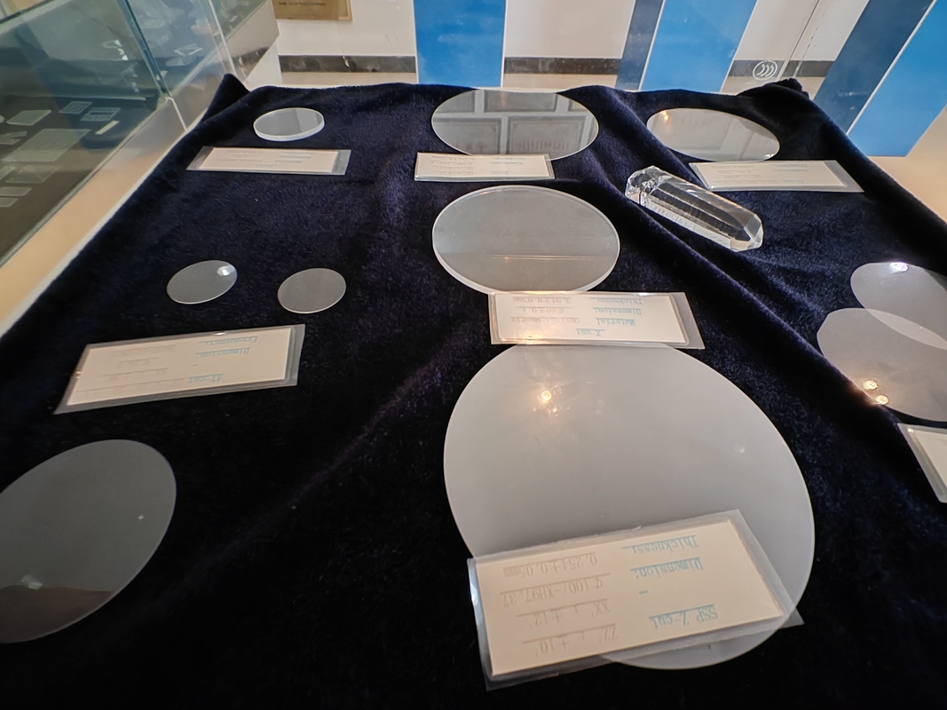 3 Inch And 4 InchCustomized Orientation Options For Single Crystal Quartz Wafer High Temperature